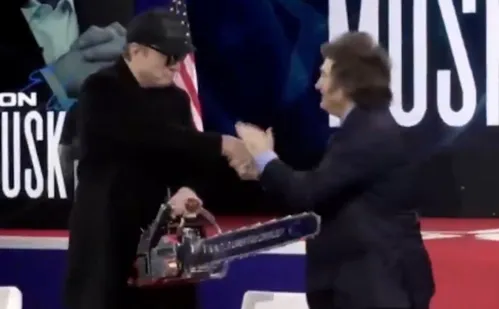 
          Imagem ilustrativa da imagem Milei entrega motosserra a Musk nos EUA em meio a escândalo com criptomoeda
          