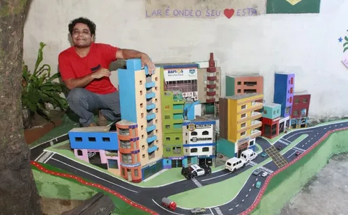 
          Imagem ilustrativa da imagem Miniaturas de pontos turísticos de Cariacica no quintal de casa
          