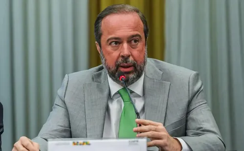 
          Imagem ilustrativa da imagem Ministro diz que vai levar adiante proposta de isentar conta de luz de 60 milhões
          