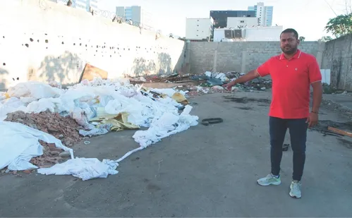 
          Imagem ilustrativa da imagem Morador é multado em R$ 4.580 após jogar lixo em terreno
          