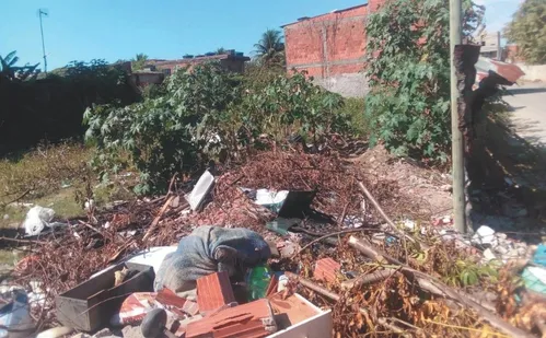 
          Imagem ilustrativa da imagem Morador é multado em R$ 4.580 após jogar lixo em terreno
          