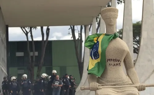 
          Imagem ilustrativa da imagem Moraes concede prisão domiciliar para cabeleireira que pichou estátua do STF
          