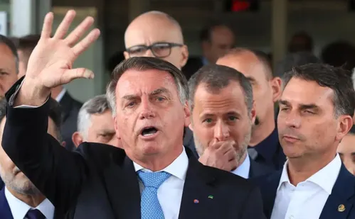 
          Imagem ilustrativa da imagem Bolsonaro nega tentativa de fuga e pede revogação de prisão domiciliar
          