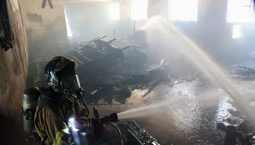 
          Imagem ilustrativa da imagem Morre vítima de incêndio na fábrica de fantasias no Rio; 6 estão em estado grave
          