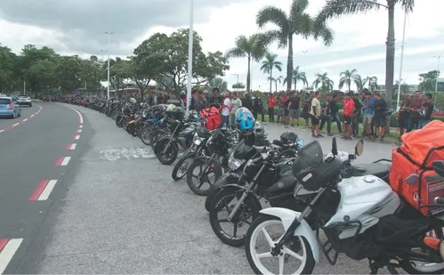 
          Imagem ilustrativa da imagem Motoboys suspendem entregas por aplicativo no Espírito Santo
          