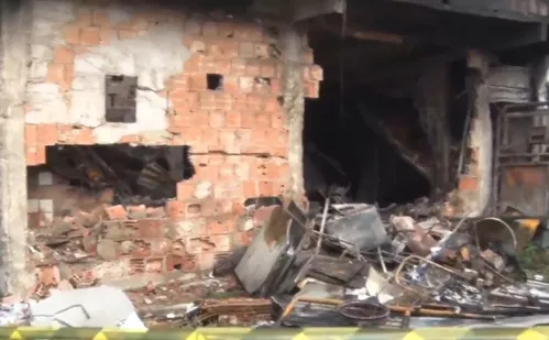 
          Imagem ilustrativa da imagem Mulher ateia fogo em casa na Serra após dono se negar a dar dinheiro
          