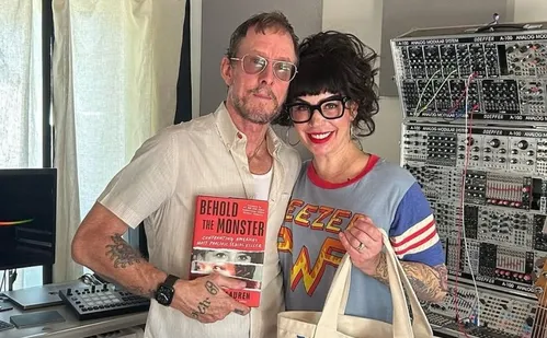 
          Imagem ilustrativa da imagem Mulher de baixista do Weezer é baleada e acusada de tentativa de homicídio
          