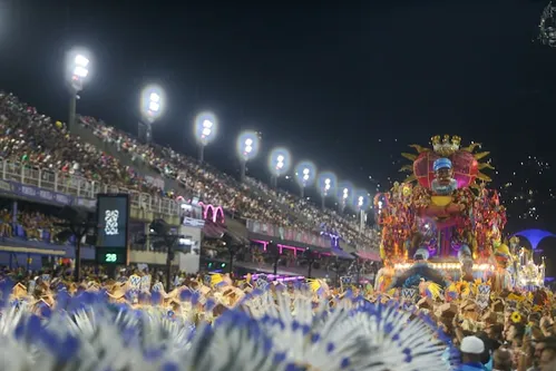 
          Imagem ilustrativa da imagem Mulher é presa após morder pessoas em camarote da Sapucaí, no Rio de Janeiro
          