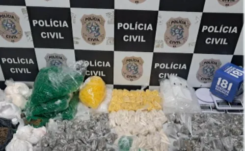 
          Imagem ilustrativa da imagem Mulher é presa suspeita de tráfico de drogas em bairros de Cariacica
          