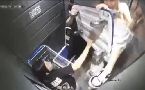 
          Imagem ilustrativa da imagem Mulher fica pendurada por corda dentro de elevador em Curitiba; veja vídeo
          