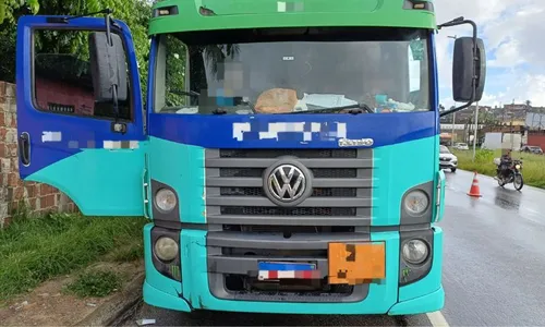 
          Imagem ilustrativa da imagem Mulher morre atropelada por caminhão após cair de moto na BR-101
          