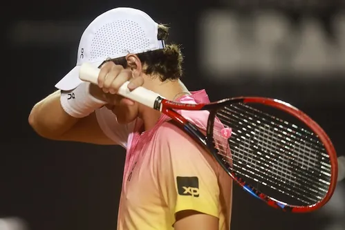 
          Imagem ilustrativa da imagem ‘Não consegui enfrentar o nervosismo e o medo’, diz João Fonseca após eliminação
          