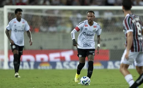 
          Imagem ilustrativa da imagem Neymar festeja retorno e cobra mais personalidade: "Mostrar quem é o Santos"
          