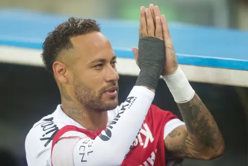 
          Imagem ilustrativa da imagem Neymar volta a campo após 42 dias recheados de polêmicas e atenção à Kings League
          