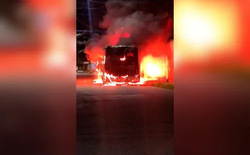 
          Imagem ilustrativa da imagem Noite de terror tem dois ônibus queimados e viaturas atacadas por criminosos
          