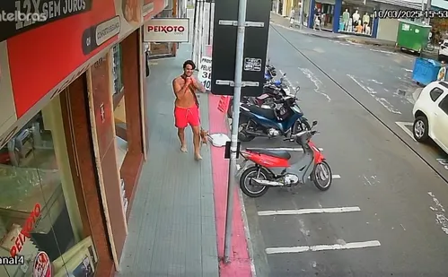 
          Imagem ilustrativa da imagem Novas imagens mostram momento em que assassino de gerente deixa loja; Assista
          