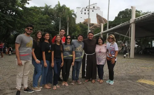 
          Imagem ilustrativa da imagem Nove dias com romarias, missas especiais e shows na Festa da Penha 2025
          