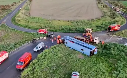 
          Imagem ilustrativa da imagem Ônibus capota com 50 passageiros e deixa ao menos quatro mortos em MG
          