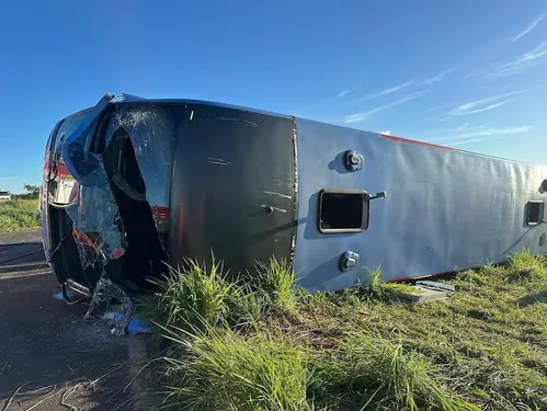 
          Imagem ilustrativa da imagem Ônibus com 50 pessoas capota em rodovia de MG e deixa 10 mortos; há crianças entre as vítimas
          