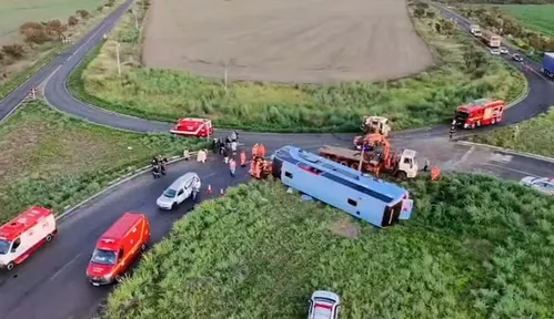 
          Imagem ilustrativa da imagem Ônibus com 50 pessoas capota em rodovia de MG e deixa 10 mortos; há crianças entre as vítimas
          