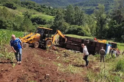 
          Imagem ilustrativa da imagem Ônibus com estudantes tomba em ribanceira no RS e deixa sete mortos e mais de 20 feridos
          