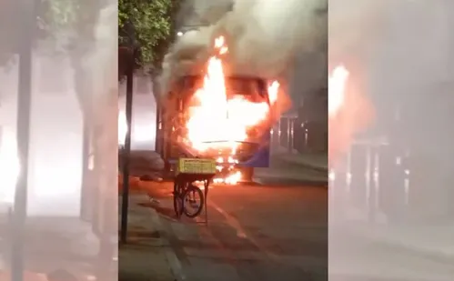 
          Imagem ilustrativa da imagem Ônibus é incendiado e trânsito é interrompido durante madrugada na Serra
          