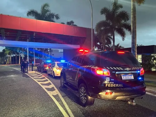 
          Imagem ilustrativa da imagem Operação da PF mira grupo suspeito de trazer 2 mil fuzis de Miami para o Rio
          