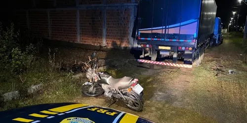 
          Imagem ilustrativa da imagem PRF recupera em Agrestina carreta e carga roubadas avaliadas em R$ 2 milhões
          