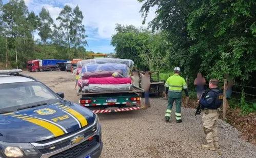 
          Imagem ilustrativa da imagem PRF recupera rolos de tecido de carga saqueada na BR-101
          