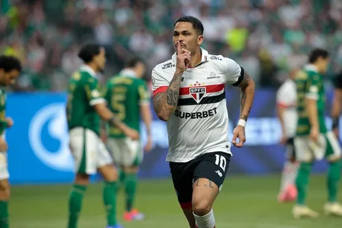 
          Imagem ilustrativa da imagem Palmeiras x São Paulo: grama sintética, bandeirinha e briga por data acirram rivalidade no Paulistão
          