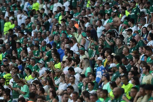 
          Imagem ilustrativa da imagem Palmeiras x São Paulo: grama sintética, bandeirinha e briga por data acirram rivalidade no Paulistão
          