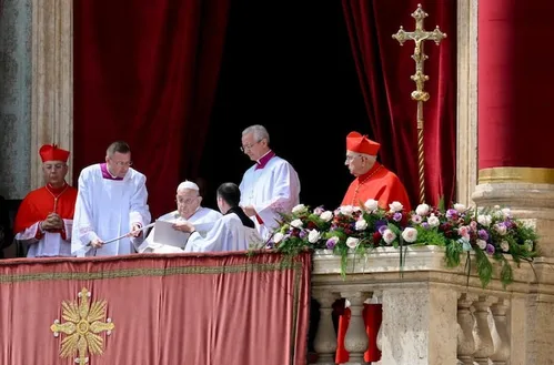 
          Imagem ilustrativa da imagem Papa Francisco aparece no Domingo de Páscoa para dar a bênção aos fiéis
          