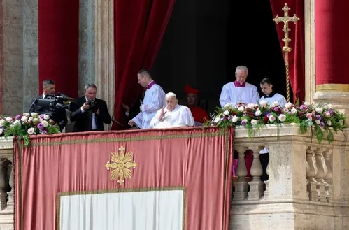 
          Imagem ilustrativa da imagem Papa Francisco aparece no Domingo de Páscoa para dar a bênção aos fiéis
          