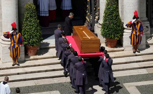 
          Imagem ilustrativa da imagem Papa Francisco é sepultado em cerimônia reservada após funeral
          