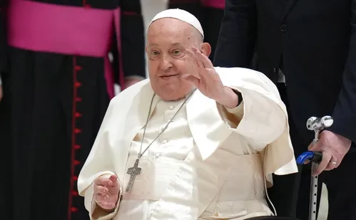 
          Imagem ilustrativa da imagem Papa está sem febre e em condição clínica estável, diz Vaticano
          