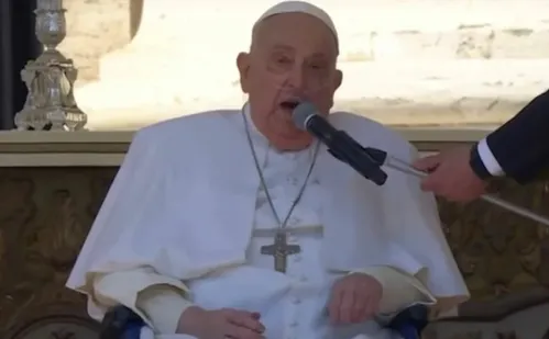 
          Imagem ilustrativa da imagem Papa faz primeira aparição pública em celebração no Vaticano após internação
          