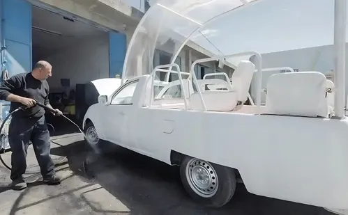 
          Imagem ilustrativa da imagem Papamóvel será transformado em unidade de saúde para crianças em Gaza
          