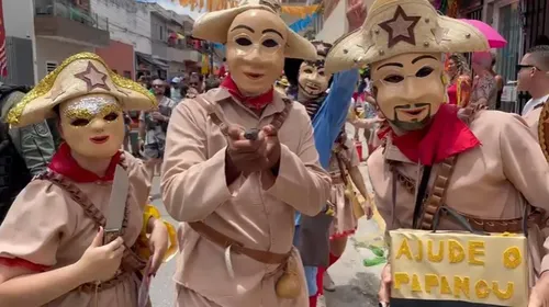 
          Imagem ilustrativa da imagem Papangus tomaram as ruas de Bezerros neste domingo; COM VÍDEOS
          