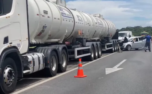 
          Imagem ilustrativa da imagem Passageiro é socorrido de helicóptero após acidente de trânsito em Guarapari
          