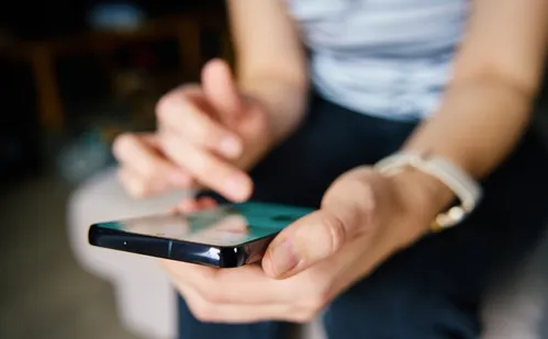 
          Imagem ilustrativa da imagem Perigos na adolescência: códigos escondem humilhações e crimes na internet
          