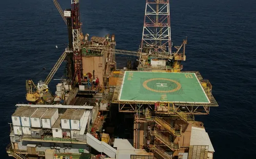 
          Imagem ilustrativa da imagem Petrobras pode abrir vagas para nível superior
          