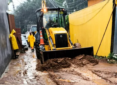 
          Imagem ilustrativa da imagem Petrópolis e Angra dos Reis têm risco muito alto de deslizamento, informa Governo do RJ; veja mapa
          
