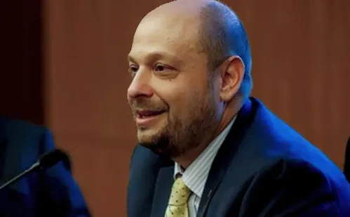 
          Imagem ilustrativa da imagem Governo estuda usar dinheiro público e pagar de uma só vez aposentados do INSS
          