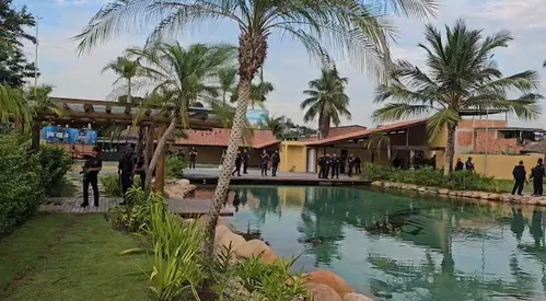 
          Imagem ilustrativa da imagem Polícia faz operação para demolir imóveis de luxo e até resort de traficante no Rio; veja vídeo
          