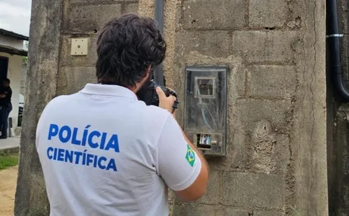 
          Imagem ilustrativa da imagem Polícia flagra furto de energia em marmoraria na Serra e dono vai para a delegacia
          