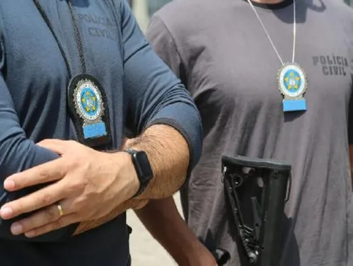 
          Imagem ilustrativa da imagem Polícia prende trio suspeito de planejar morte de morador de rua
          