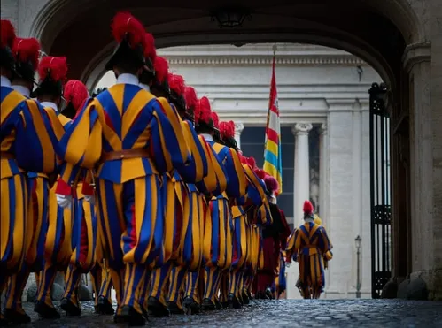 
          Imagem ilustrativa da imagem Por que a Guarda Suíça protege papas e o Vaticano há mais de 500 anos?
          