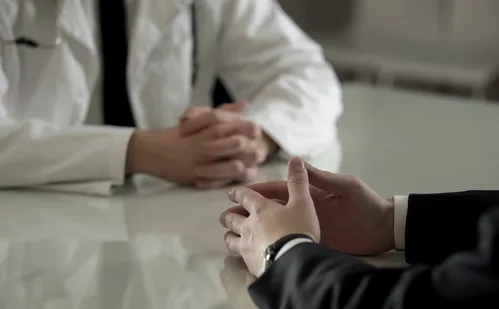 
          Imagem ilustrativa da imagem Por que jovens sem filhos estão fazendo vasectomia?
          