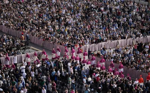 
          Imagem ilustrativa da imagem Por que vermelho é a cor do luto na morte do papa Francisco?
          