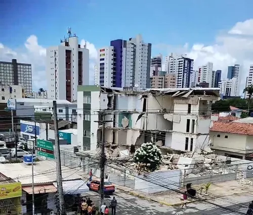
          Imagem ilustrativa da imagem Prédio desaba na manhã desta terça-feira em Piedade, Jaboatão; COM VÍDEO
          